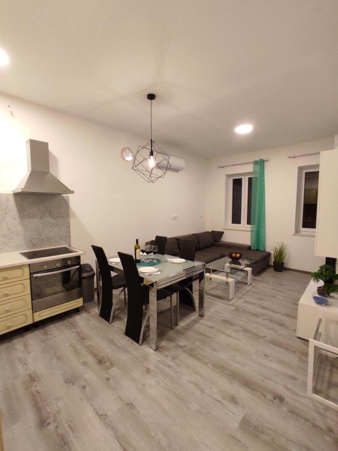 Apartment Ravnice Omiš Eksteriør billede