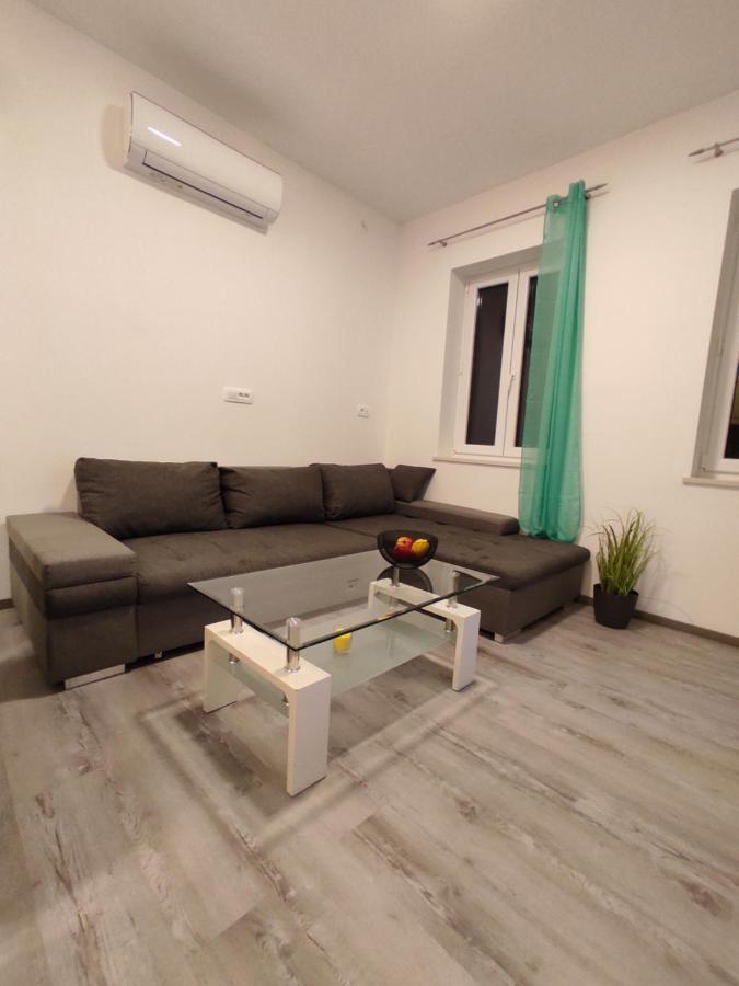 Apartment Ravnice Omiš Eksteriør billede